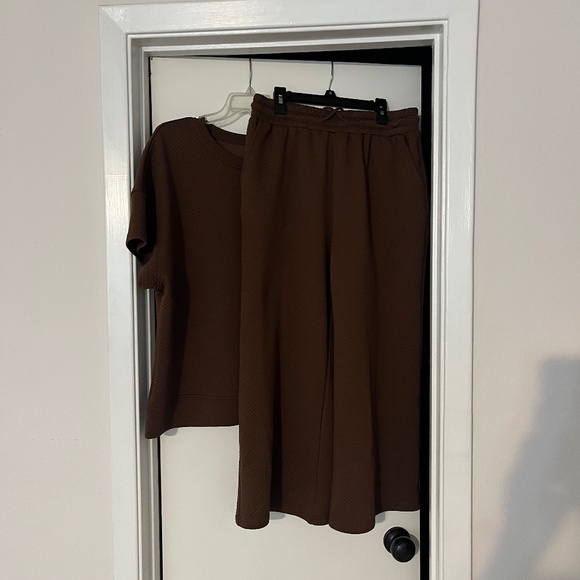 Brown Woman's 2-piece suit - Picture 1 of 4